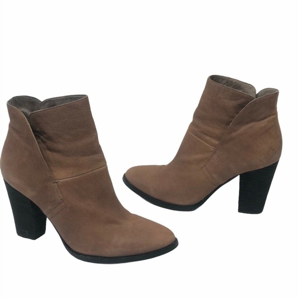 Vince Camuto Ristin Smoke Taupe Leather Slip On Ankle Boots Womens Size 9